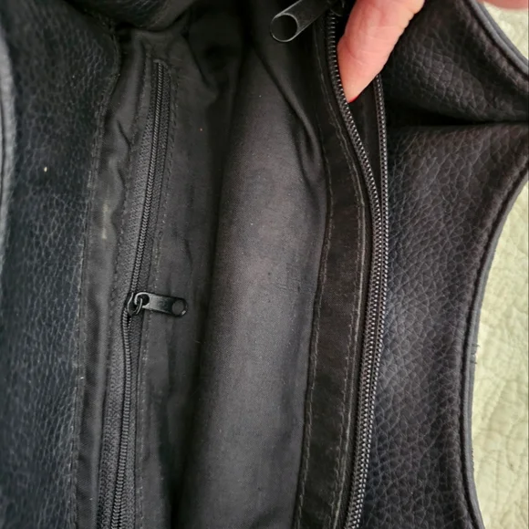 Elegant Black Leather Handbag - Picture 7 of 7